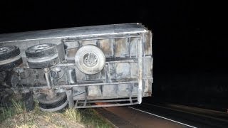 Caminhoneiro embriagado causa acidente impressionante