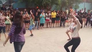 Kadhalan movie-Mukkala MUkkapula song public place dancing girls