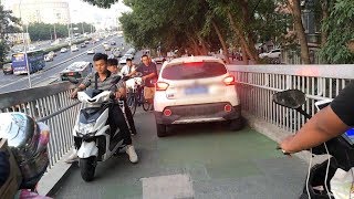 北京一轿车上过街天桥掉头 警方：司机已被行拘