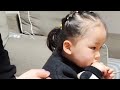 事实证明这孩子有胆量，但是不多…＃人类幼崽到底有多可爱＃专治不开心