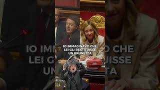 Milei e Meloni. Lui le regala una motosega, lei risponde con un Brunetta. Lui urla Afuera, lei CNEL