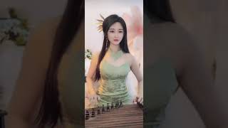 性感漂亮的小姐姐，琴声好听哦，皮肤白白嫩嫩#美女街拍#