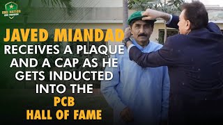 Javed Miandad receives a plaque and a cap as he gets inducted into the PCB Hall of Fame | PCB | MA2L
