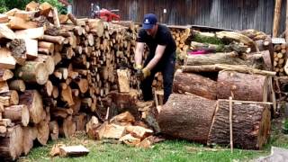 Wood splitting with Fiskars X17 ax - Garden and Forest