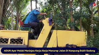 ADUN Ayer Molek Meninjau Kerja-Kerja Menurap Jalan di Kampung Bukit Gadong