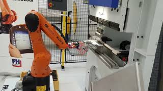 Cella robotizzata automatica compatta con pressa piegatrice elettrica CoastOne C9 e robot KUKA KR6