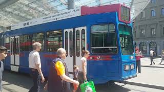 Bus und Tramverkehr in Bern, HB | Auf der Brücke ein Tram.