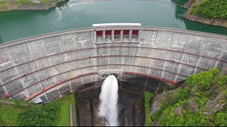 新緑に水のアーチ　豊平峡ダム　緑の渓谷へ放水＜ドローン撮影＞