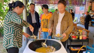 周老板买两只土鸡炖天麻，大姨买了一大块排骨，秋子做一大桌硬菜