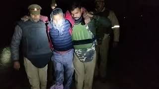 Ghosi पुलिस और चोर के बीच हुई मुठभेड़, बीते दिनों अमिला में सर्राफा की दुकान में की थी लाखों की चोरी