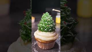 Strawberry Christmas Tree Cupcake 🍓🎄🧁 #christmascupcakes #christmastree #strawberry #fyp