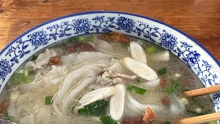 云南建水美食｜草牙米线。不吃等于白来建水。Great bruch choice in Jianshui, Yunnan. Rice noodle with Typha latifolia