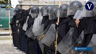 Los talibanes presentan a mujeres policía con velo y material antidisturbios