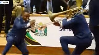 SHUHUDIA MBWEMBWE ZA BRASS BAND HII YA POLISI ZILIVYOMKOSHA WAZIRI MKUU LEO/ASKARI HAWA NI KIBOKO