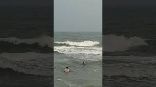 கடல் அலை பெற்றோர் முன்னே மகனை இழுத்துச் சென்றபோது #shorts #seawaves #sea #son #parents #share