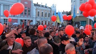 Порошенко і його команда проти червоних кульок у Житомирі. Як це було