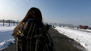 Une lycéenne sur les traces de son histoire familiale, à Auschwitz-Birkenau.