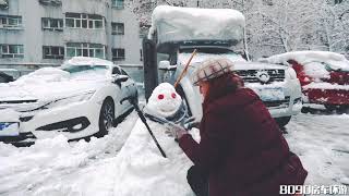 104集：乌鲁木齐的初雪，房车前和小朋友堆雪人玩，第一次堆的雪人果然丑