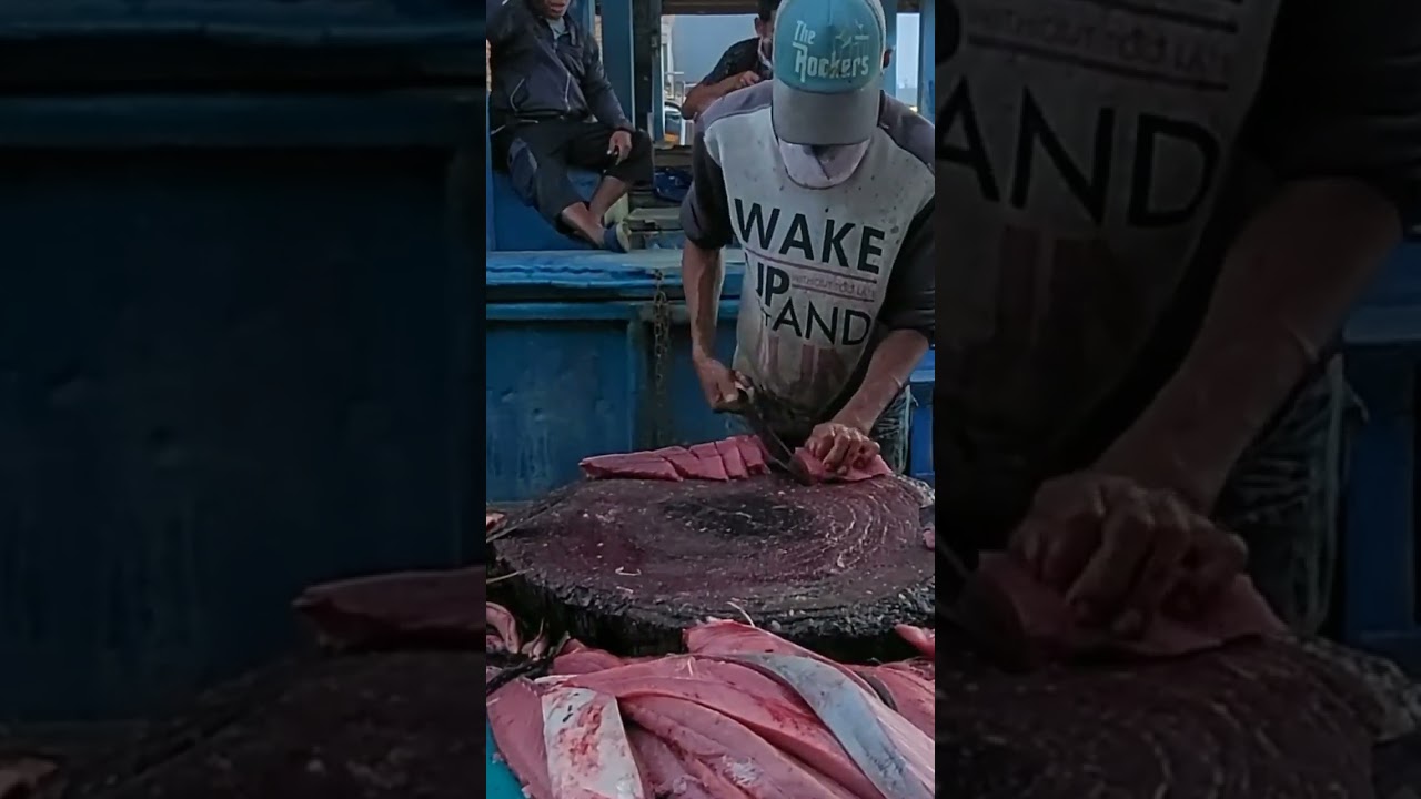 Super sharp tuna machete skill Slice fresh tuna meat steadily