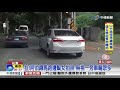 扯 阿伯蹲馬路邊幫女拍照 無視一旁車輛眾多│中視新聞20180913