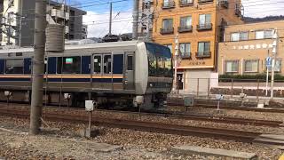 JR摂津本山駅225系100番台快速神戸方面加古川行き通過　207系1000番台(オール未更新車)普通京都行き発車