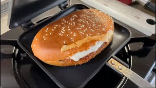 セブンのメンチカツサンドをHSMでマキシマム チーズマシマシして食べるだけの動画