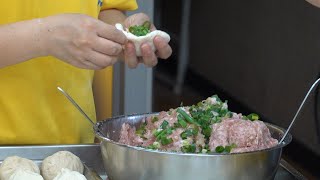 士林夜市必吃鮮肉上海生煎包！超人氣排隊夜市美食, 水煎包, 生煎包製作/鍾家上海生煎包/Popular fried buns, Night Market Food, Taiwanese Snacks