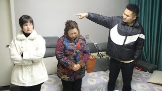 丈夫狠心与妻子离婚，岳母知道后去婆家大闹，知道真相后低下了头