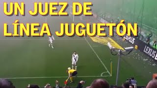 ¡Este juez de línea es un crack!