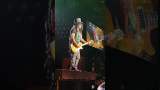 Slash teasing the crowd before Welcome to the Jungle