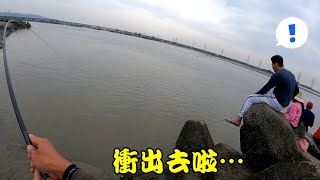 突然爆衝出去，移工也驚嚇到，小搞搞也有驚喜！