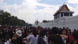 บรรยากาศร่วมส่งเสด็จพระบรมศพพระบาทสมเด็จพระเจ้าอยู่หัวในพระบรมโกศ ณ บริเวณหน้ากระทรวงกลาโหม