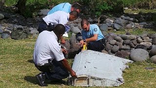 MH370 : des enquêteurs examinent un débris d'avion retrouvé à La Réunion