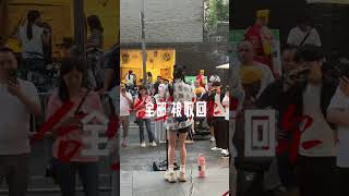 成都妹子大街上挑战最高音歌曲《左手指月》 引路人围观，不得不说太高了@🐱萌小猫🎤¹⁰²⁴ #左手指月 #萨顶顶 #高音 #户外唱歌 #真人真唱