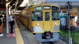 西武新2000系2545編成（表示器幕車）＋2045編成（表示器電子式）が回送電車として花小金井駅を通過するシーン