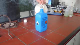 Chemistry experiments: Hydrogen chloride reacts with ammonia