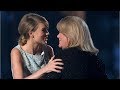 Ibu Taylor Swift sambil menangis bersaksi di persidangan meraba-raba