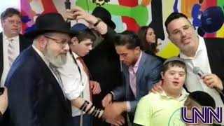 Shwekey sings at a special Bar Mitzvah with Reb Shalom Rubashkin.