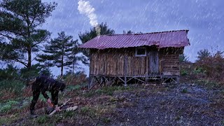 Hiding in an Abandoned Log Cabin From Heavy Rain and Extreme Winter For 6 Days