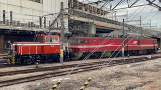 【EH800-13  OM入場（全検）】HTM270形OM-2号機牽引でJR貨物EH800形13号機が警笛を鳴らしてOM構内を推進発車するシーン（2025.1.27.15:03）