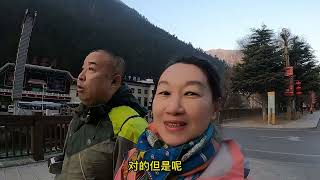 九寨沟旅游多走几步酒店很便宜，停车还免费，西安夫妇冬游九寨沟遇到了门票买一送一