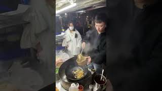 Sell fried rice and fried noodles at roadside stalls for supper