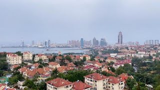 青岛的小鱼山景区，登上山顶就可以俯瞰整个海滨风景