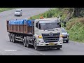 truck trailer trailer menanjak ber muatan berat di bukit kodok drama truk mundur di tanjakan nanjak.