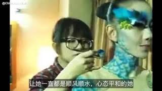 杨丽萍为逼真的舞台效果，衣服是画上去的，近距离视觉令人不淡定