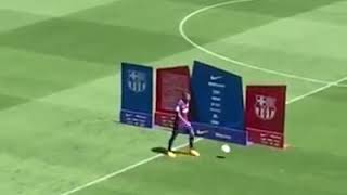 Paulinho's skills during his FC Barcelona presentation.