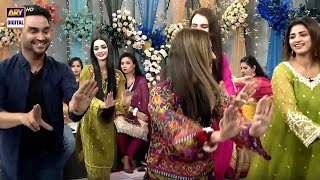 Viral Dance Girl Ayesha | Group Dance | #GoodMorningPakistan