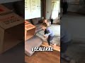 Mamá construye un tobogán para sus hijas #Shorts