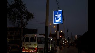 Señales de tráfico informativas de paraderos de buses en el servicio \