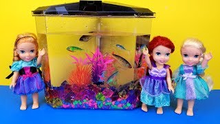 FISH TANK ! Elsa and Anna toddlers visit Ariel's house - aquarium decorating - playdate - prank